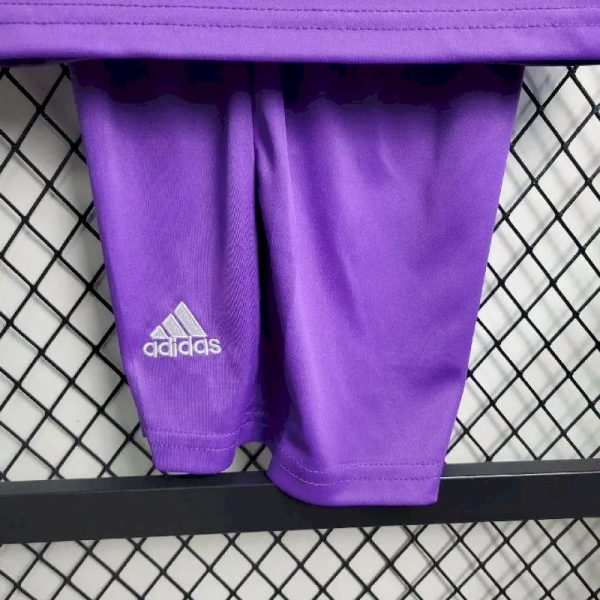 Real Madrid 2017/18 Away Kids Retro Jersey And Shorts - Image 5