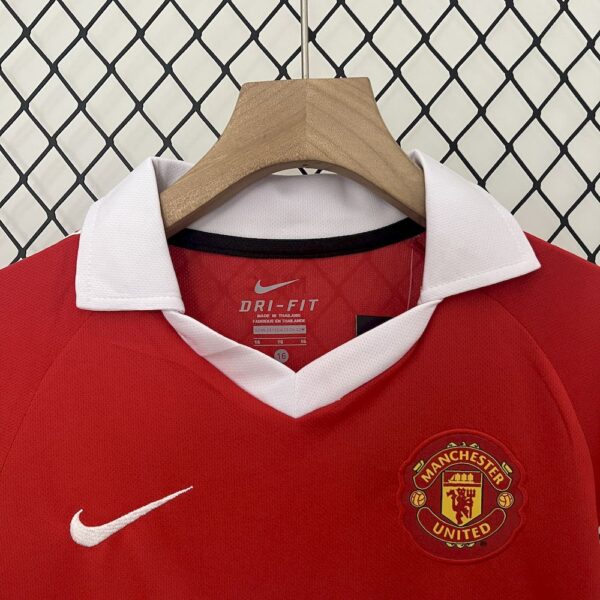 Manchester United 2010/11 Home Kids Retro Jersey And Shorts - Image 6