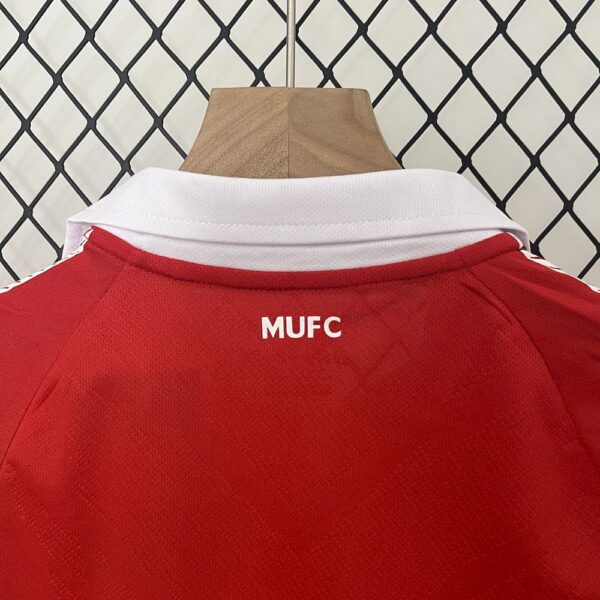 Manchester United 2010/11 Home Kids Retro Jersey And Shorts - Image 5