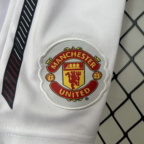 Manchester United 2010/11 Home Kids Retro Jersey And Shorts - Image 4