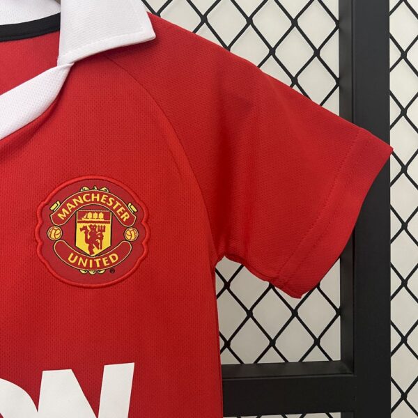 Manchester United 2010/11 Home Kids Retro Jersey And Shorts - Image 3
