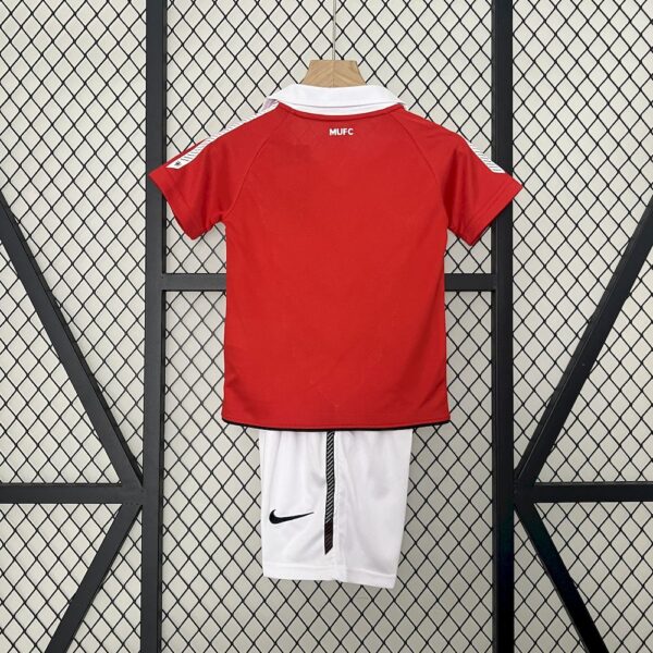 Manchester United 2010/11 Home Kids Retro Jersey And Shorts - Image 2