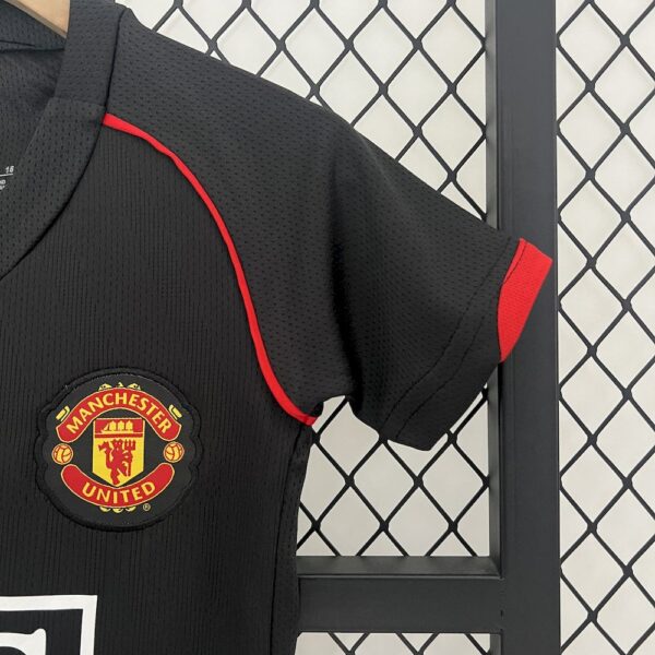 Manchester United 2007/08 Third Kids Retro Jersey And Shorts - Image 5