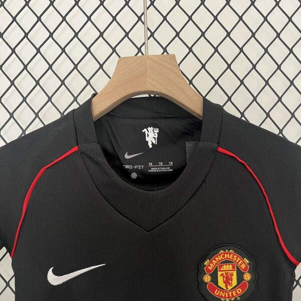 Manchester United 2007/08 Third Kids Retro Jersey And Shorts - Image 3
