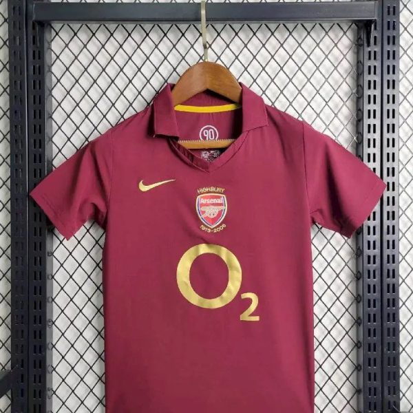 Arsenal 2005/06 Home Kids Retro Jersey And Shorts - Image 2
